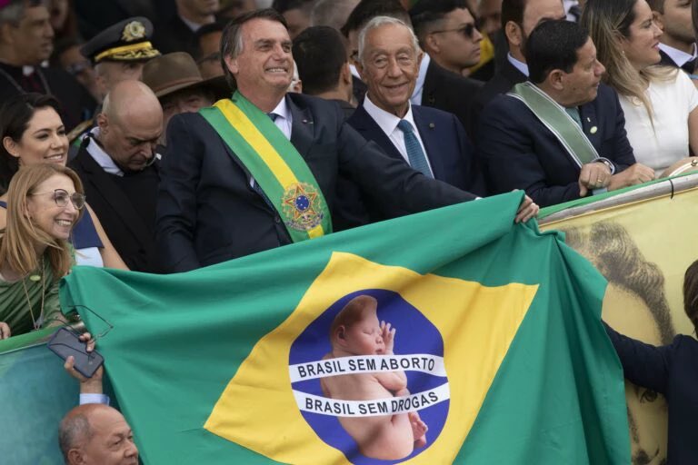 Como mulher e portuguesa, sinto demasiada vergonha alheia.