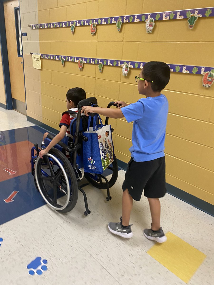 jenna_brown's tweet image. Friends helping friends 🥰😍 It’s only week 3 but these kiddos are already building friendships #lifeinALE @NISDSpecialEd #langleylobos