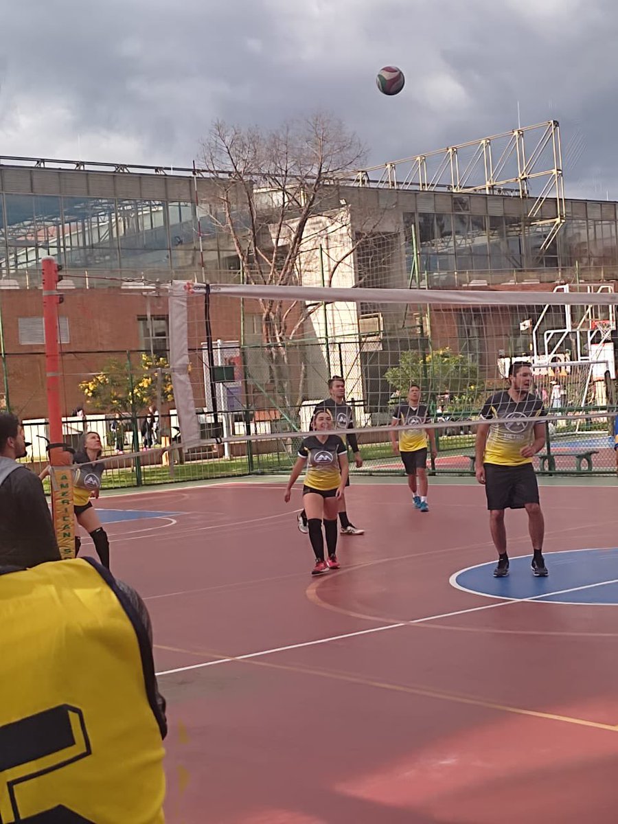 ServicioCivilD's tweet photo. En el marco de los Vlll #JuegosDeportivosDistritales, los equipos de voleibol mixto de @MetroBogota y @AcueductoBogota nos brindaron un gran espectáculo deportivo. 👏🏼 Aplausos a estas dos entidades que se pusieron la 1️⃣0️⃣ porque ¡Bogotá, el reto es contigo!💛❤️ https://t.co/xfttAWl8Or