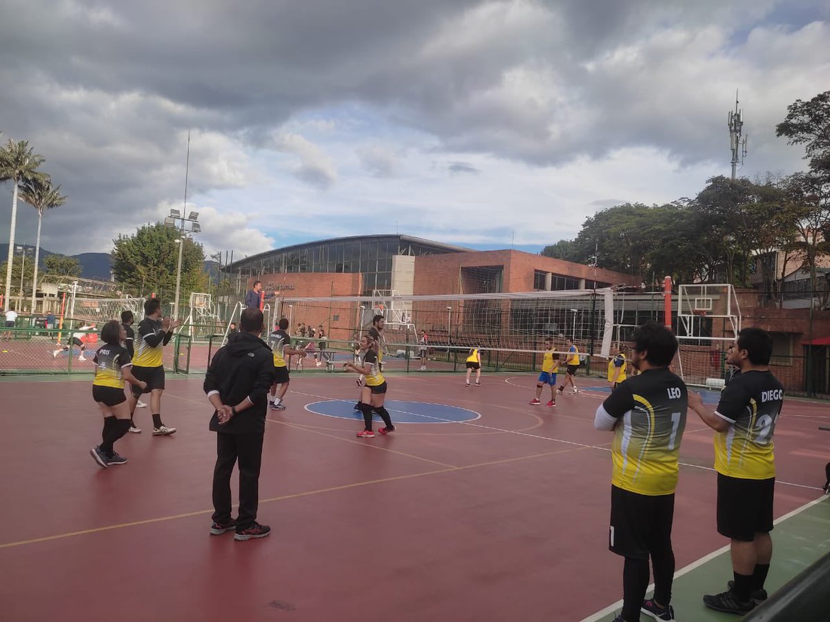 ServicioCivilD's tweet photo. En el marco de los Vlll #JuegosDeportivosDistritales, los equipos de voleibol mixto de @MetroBogota y @AcueductoBogota nos brindaron un gran espectáculo deportivo. 👏🏼 Aplausos a estas dos entidades que se pusieron la 1️⃣0️⃣ porque ¡Bogotá, el reto es contigo!💛❤️ https://t.co/xfttAWl8Or