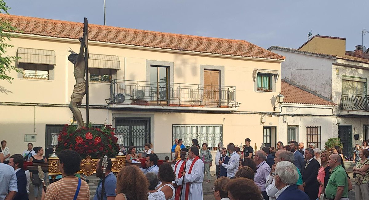 JxFuentelSaz's tweet photo. Las Fiestas Patronales avanzan. Hoy procesión al Santísimo Cristo de la Misericordia a la cual ha asistido nuestro concejal Jorge Muntadas.
¡¡Viva el Cristo de la Misericordia!!
¡¡Viva Fuente el Saz!!
#JxFS #JuntosxFuentelsaz #Fiestaspatronales2022 https://t.co/6JDg9P86Su