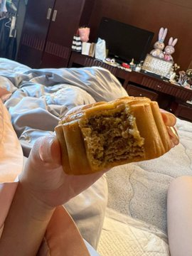 ockohonza's tweet photo. Delicious moon cakes 🤗 https://t.co/HweuXFzKkx