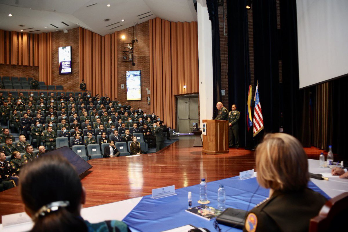 EsdegCol's tweet photo. La General Richardson, Comandante del @Southcom, realizó una conferencia a los estudiantes del Curso de Estado Mayor #CEM y de Información Militar #CIM, en la cual profundizó sobre la defensa de la democracia, las relaciones cívico-militares y la protección del medio ambiente. https://t.co/PAvArVSD7I