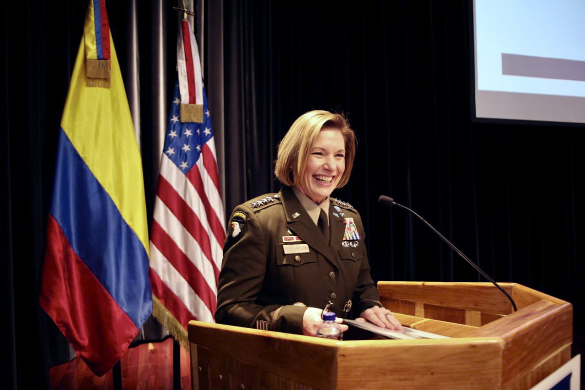 EsdegCol's tweet photo. La General Richardson, Comandante del @Southcom, realizó una conferencia a los estudiantes del Curso de Estado Mayor #CEM y de Información Militar #CIM, en la cual profundizó sobre la defensa de la democracia, las relaciones cívico-militares y la protección del medio ambiente. https://t.co/PAvArVSD7I