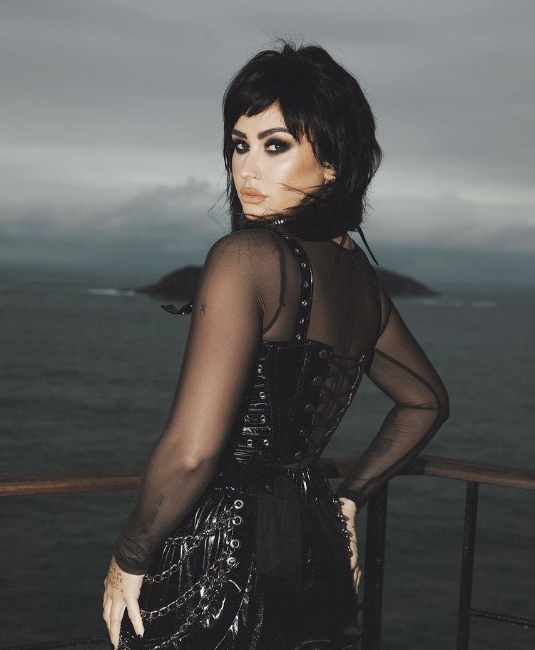 tracklist's tweet photo. PERFEIÇÃO! Demi Lovato com a visão do Rio de Janeiro ao fundo 🇧🇷 https://t.co/jXUeyOAYbr