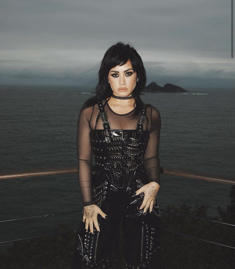 tracklist's tweet photo. PERFEIÇÃO! Demi Lovato com a visão do Rio de Janeiro ao fundo 🇧🇷 https://t.co/jXUeyOAYbr