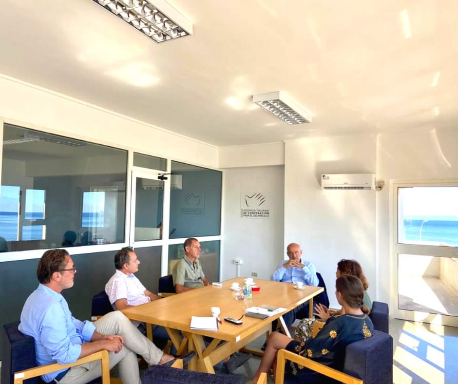 ItalyinCuba's tweet photo. 📍L'Ambasciatore Roberto Vellano visita la nuova sede dell'Agenzia 🇮🇹 di cooperazione allo sviluppo (AICS) a L'Avana,  accolto dal direttore Antonio Festa e da tutto lo staff dell'ufficio https://t.co/TRf1WasTBB