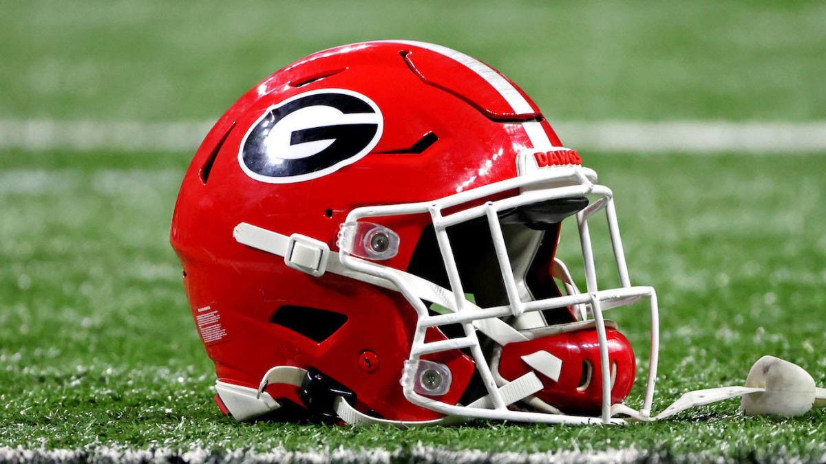 ParkerL06's tweet photo. WOW!!! After an amazing conversation with @CoachBmac_ Blessed and Honored to have received an offer from  the University of Georgia #GoDawgs @KirbySmartUGA @CoachToddMonken @ChrisRossLOJO @coach_jackson49 @Coach_Lavender @CoachKPark @SkysTheLimitWR @TrustMyEyesO https://t.co/JUMPlUDzry