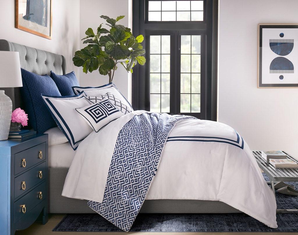 🔥⁠ ARRIVING THIS MONTH!! 

The Disney Resorts Home Collection 

Come share in the Magic of the NEW ❤️  Grand Floridian Resort Inspired Bed set and Throw. 🎆⁠

⁠#disneyresorts #theGrandFloridianresort ⁠#disneyworldorlando #disneyinstagrammer⁠