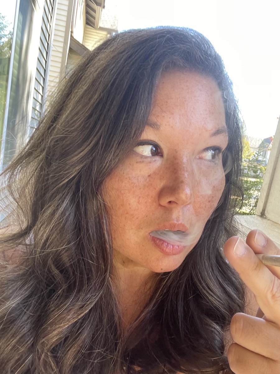 Shelley_Knight1's tweet photo. That moment you decide to get really stoned & you forget you’re “on call” & it’s Thursday 7 am in China already! #Mmemberville #ohwell #illgetbacktoya #lmao ✌️💛😂😂😂🔥 https://t.co/tdQKN3IZIJ