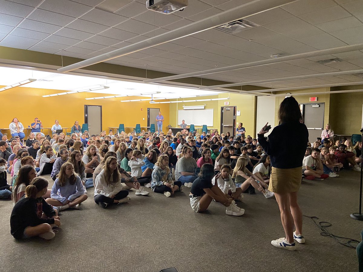 kwalsh0814's tweet photo. Great day for reading! We hosted author @lindsayncurrie today to talk all things writing and celebrate her new book The Girl in White! @SourcebooksKids https://t.co/DNnDuSyeRm
