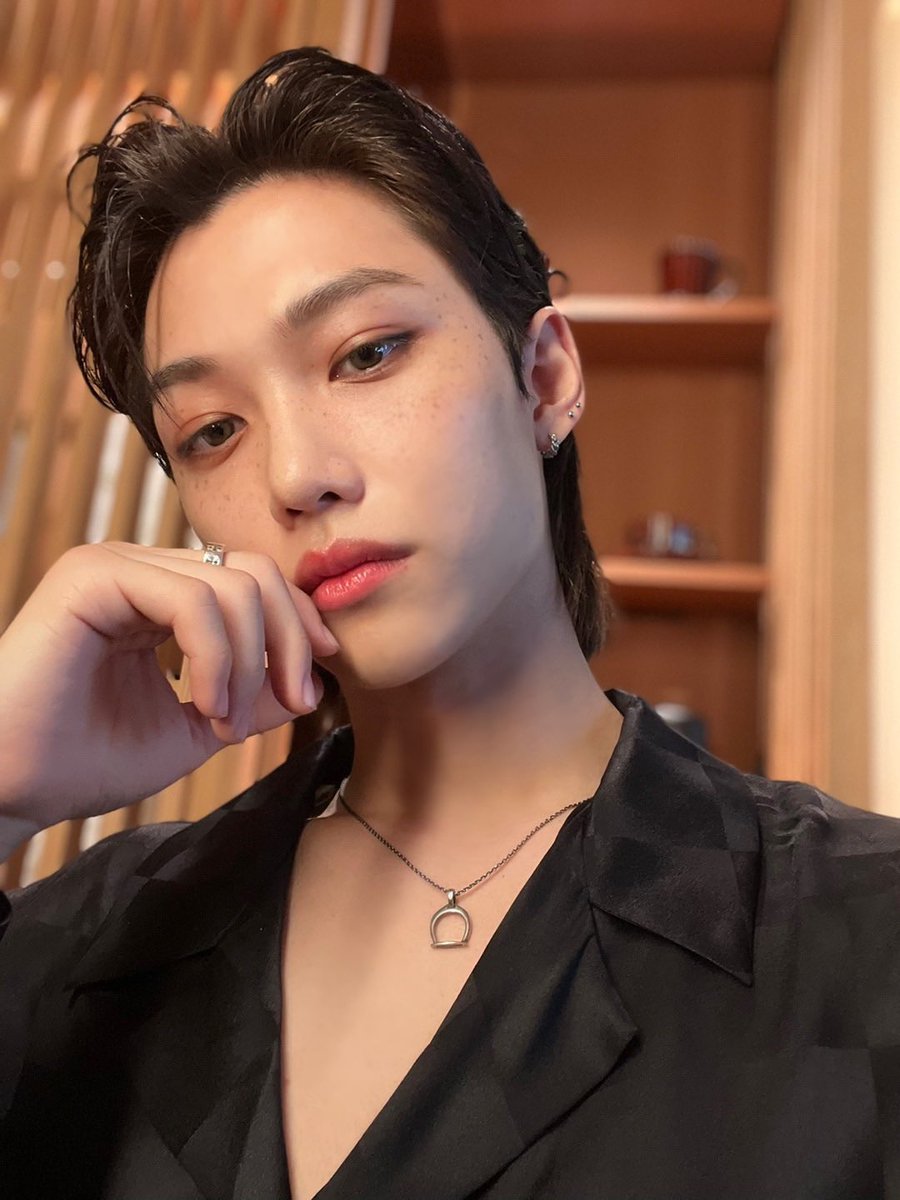 thinkabtfelix's tweet photo. the gorgeous guy he is….. https://t.co/2Y2MxCeo8C