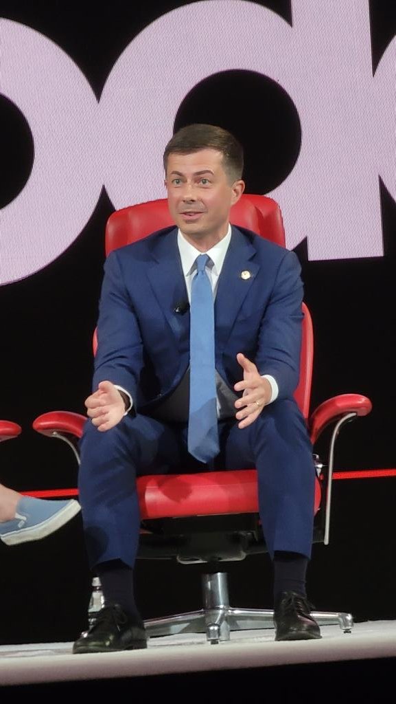 ElasticMindsCRC's tweet image. A healthy #publictransit system is a huge part of how we will meet our climate goals says @PeteButtigieg #Code2022 #CodeCon #ClimateCrisis