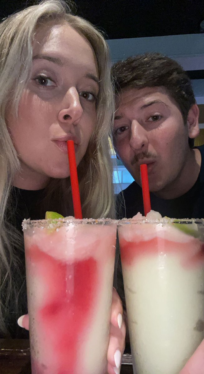 m_schutty's tweet photo. @Chilis turned my bf into a barb #margzforbarbz 🤭💅🏼 https://t.co/azWrtOCHiG