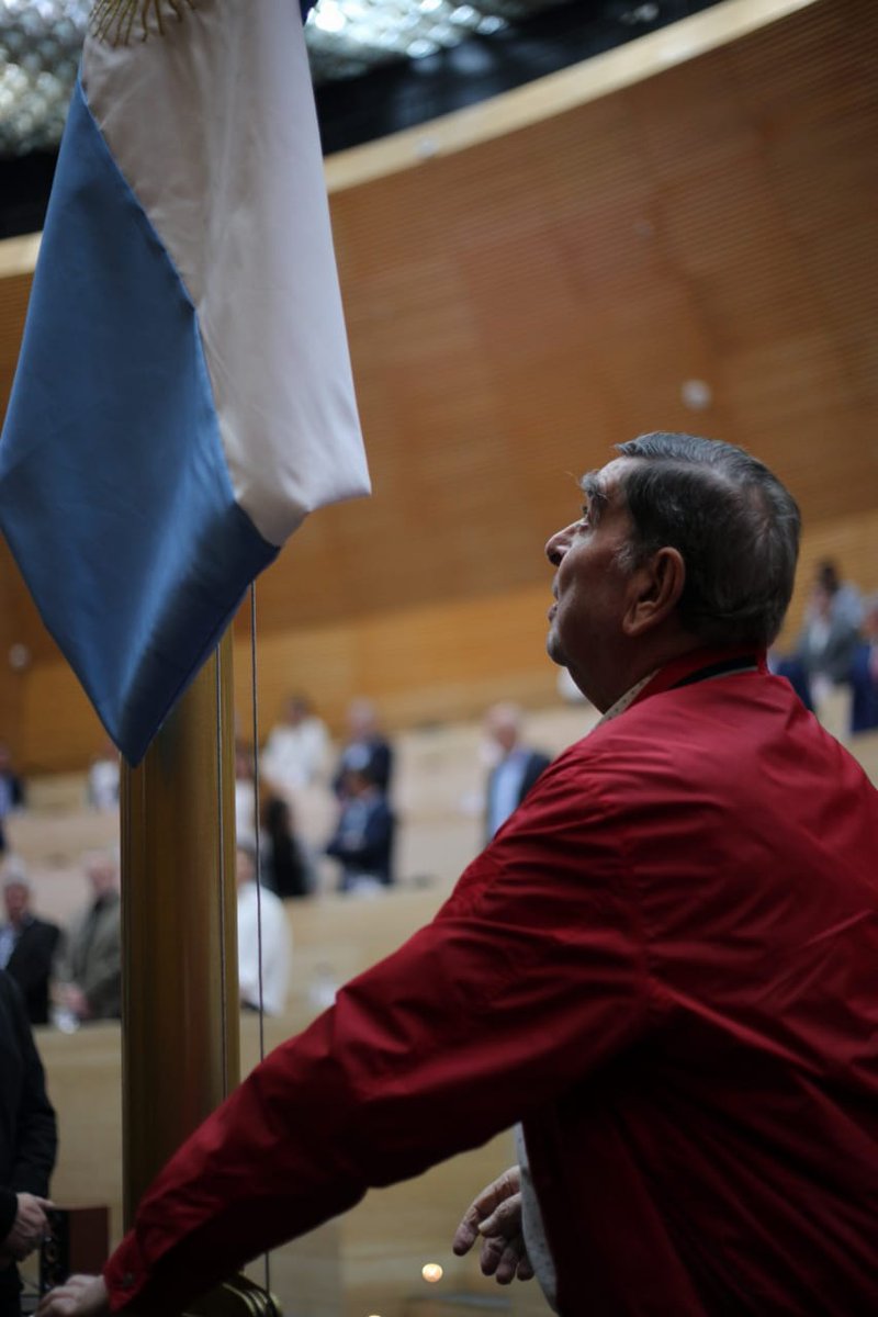 castrouatre's tweet photo. En la  la 24º sesión ordinaria de la @LegislaturaCBA tuve el honor de izar nuestra bandera nacional. https://t.co/LY7NUFkQIG