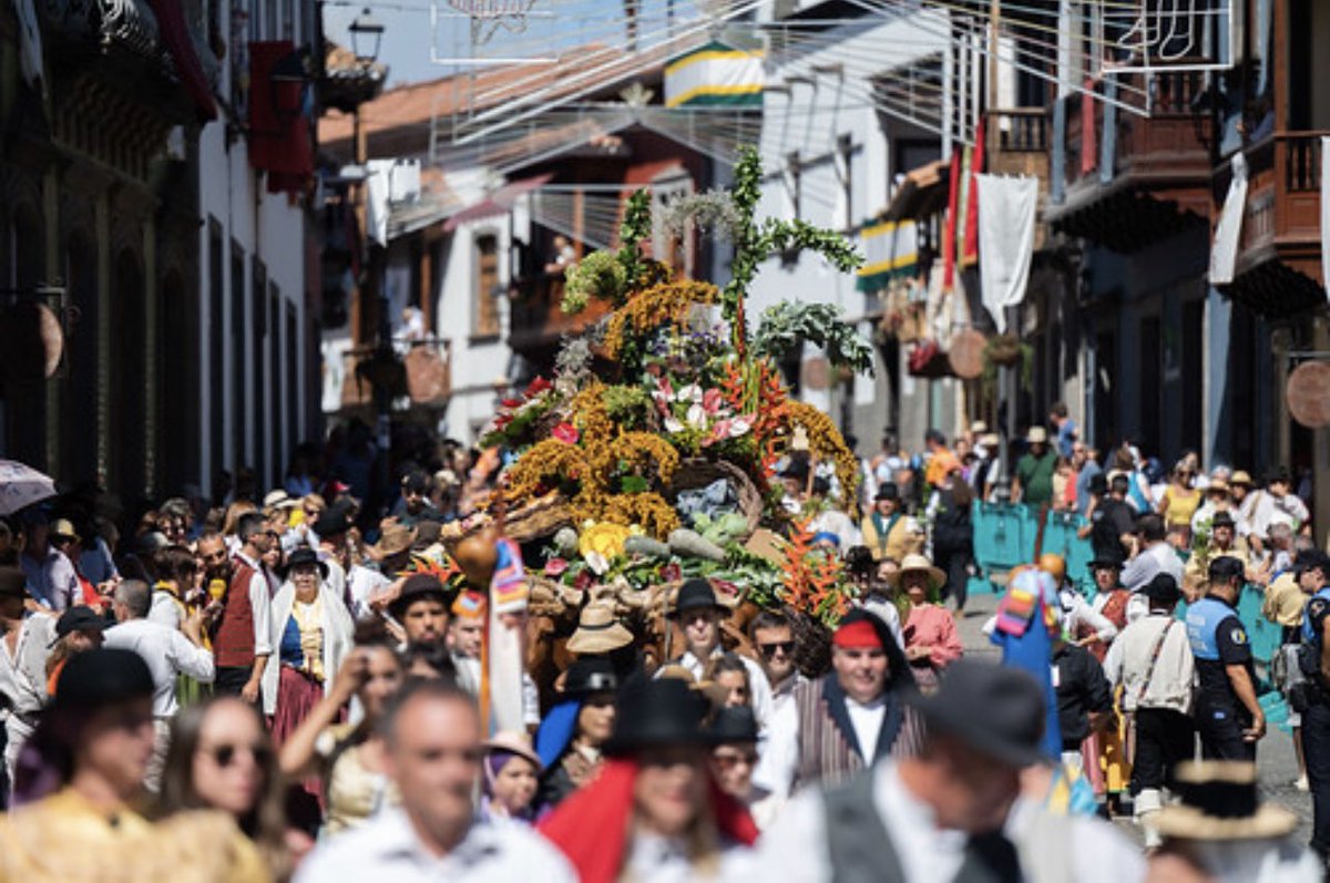 AMoralesGC's tweet photo. Dos años después de la pandemia, setenta años después de su creación, hoy hemos vivido una entrañable Romería del Pino en Teror. 20.000 personas orgullosas de su identidad, más de 30.000 kilos de alimentos para los más necesitados, los 21 municipios y el Cabildo de la mano. https://t.co/3MNZcnqsEo