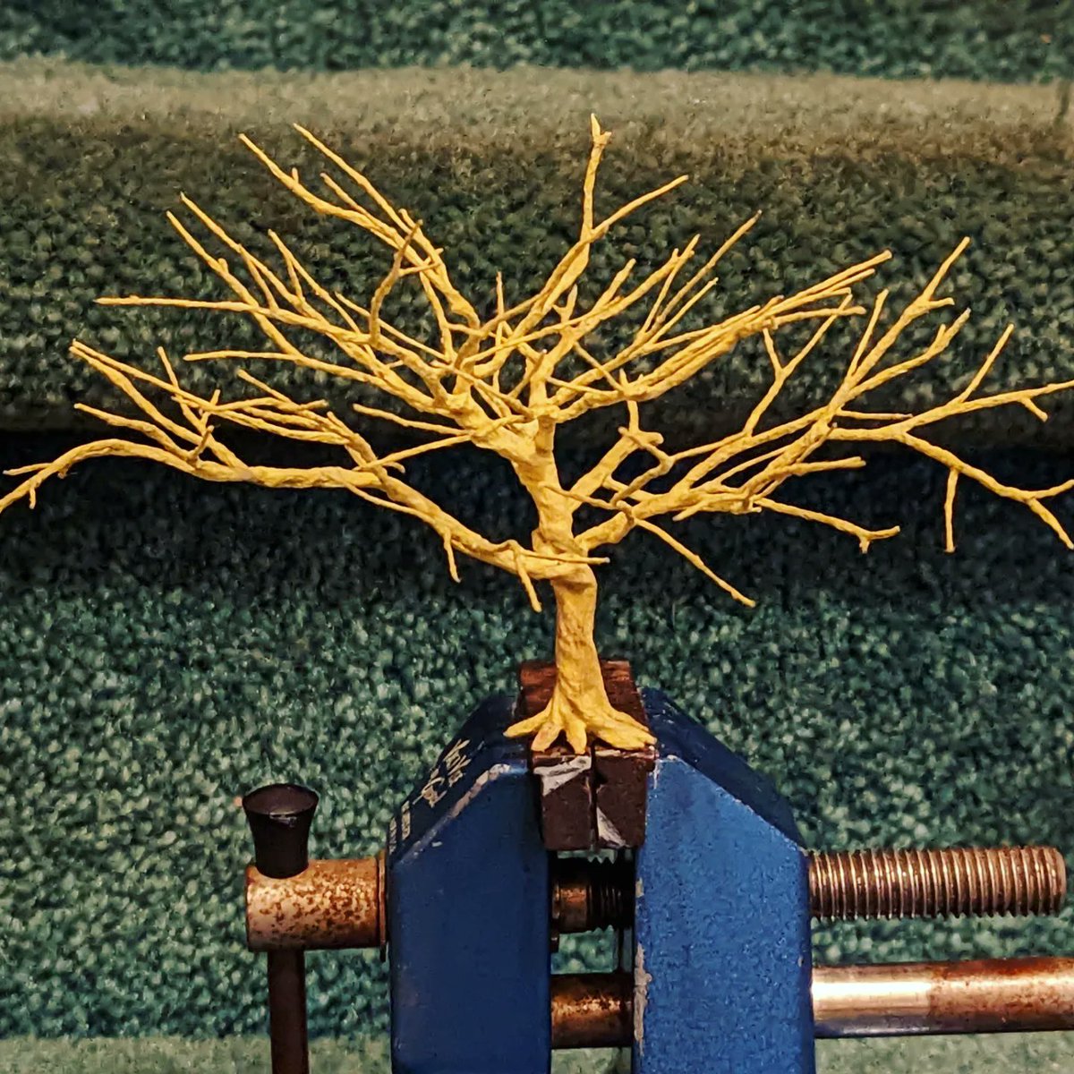 CyndalCreates's tweet photo. Miniature tree π³ ready for paint! It's made of 26 gauge wire and crepe paper π 4 inches (102 mm) tall
.
.
.
.
.
#wip #wiresculpture #wiretree #miniatures #miniaturetree #terrainbuilding #diy #diydnd #autisticartist #cyndalcreates https://t.co/NiMtlmQ1hN