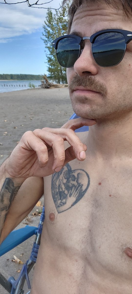 KealeRicky's tweet photo. Grate day for the nude beach https://t.co/id4Eudu3rV