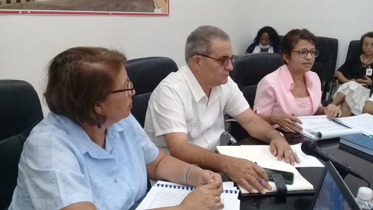 MariaCedeno21's tweet photo. Se concluye intercambio de  trabajo
en Santiago de  Cuba, con Presidentes de las AMPP, Intentendentes y Jefes de Atencio'n a la Poblacio'n, el Vicegobernador, llamo a dar respuesta imediatas a las recomendaciones realizas.
#SantiagoTrabajaYSePerfecciona.
#CubaEsAmor https://t.co/lcHXWSR4S6