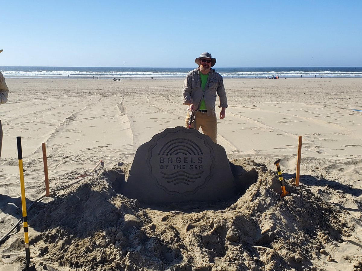 TheProwlingCat's tweet photo. Made it to town and checked into the hotel. Trying a new to us place which seems ok. Got a great view which is the 1st pic. Have them doing the start of some sandcastle stuff right outside the hotel as well https://t.co/hgZa5WX2Jv