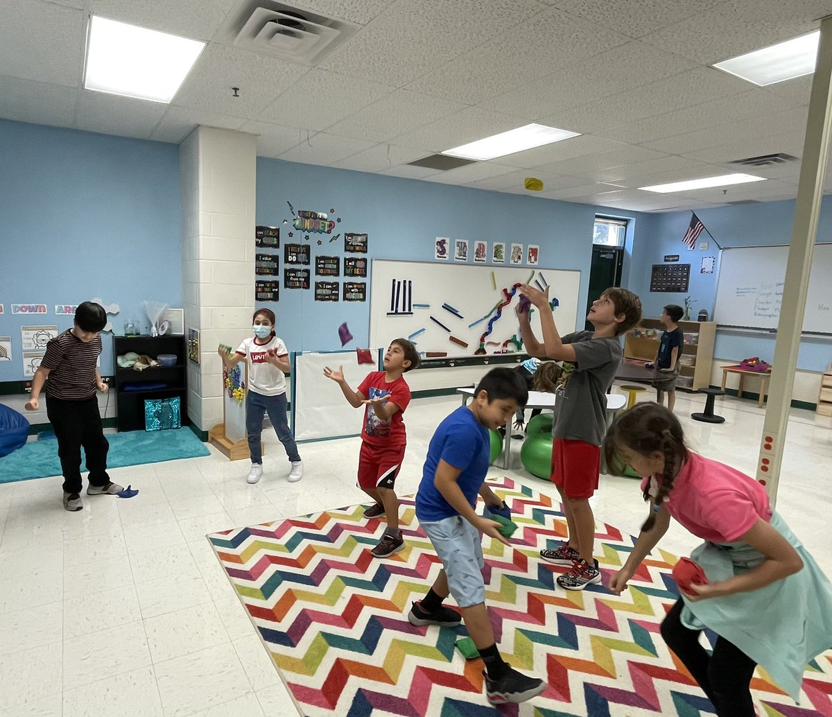 rosemarylara96's tweet image. We read, A Girl Who Never Made Mistakes, so we can practice making mistakes to build our growth mindset! #WeCantJuggleYet #ICanPutTimeAndEffort #MistakesHelpUsLearn @NISDSteubing @NISDSTEMLabs