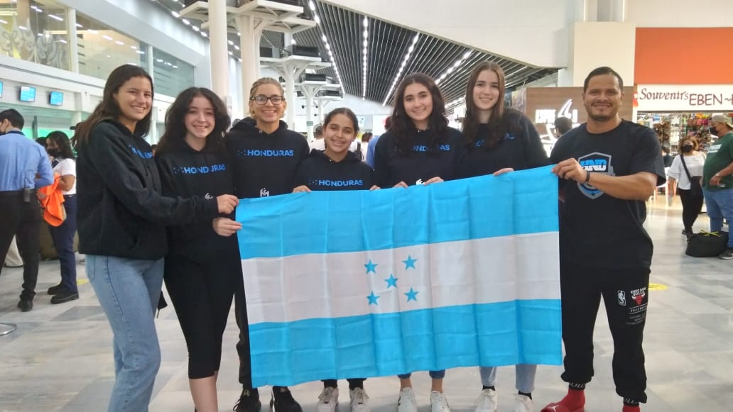 Ehisahn's tweet photo. 🇭🇳🤼‍♀️ Aeropuerto #SAP 
✈La Selección sub- 19 de Baloncesto Femenino viajó al torneo latinoamericano en Nuevo León, Guanajuato, donde  jugarán del 8 al 11 de este mes.  Las atletas y su entrenador Karloman Bejarano partieron desde el Aeropuerto Internacional Ramón Villeda Morales. https://t.co/ulLzBgbZXJ