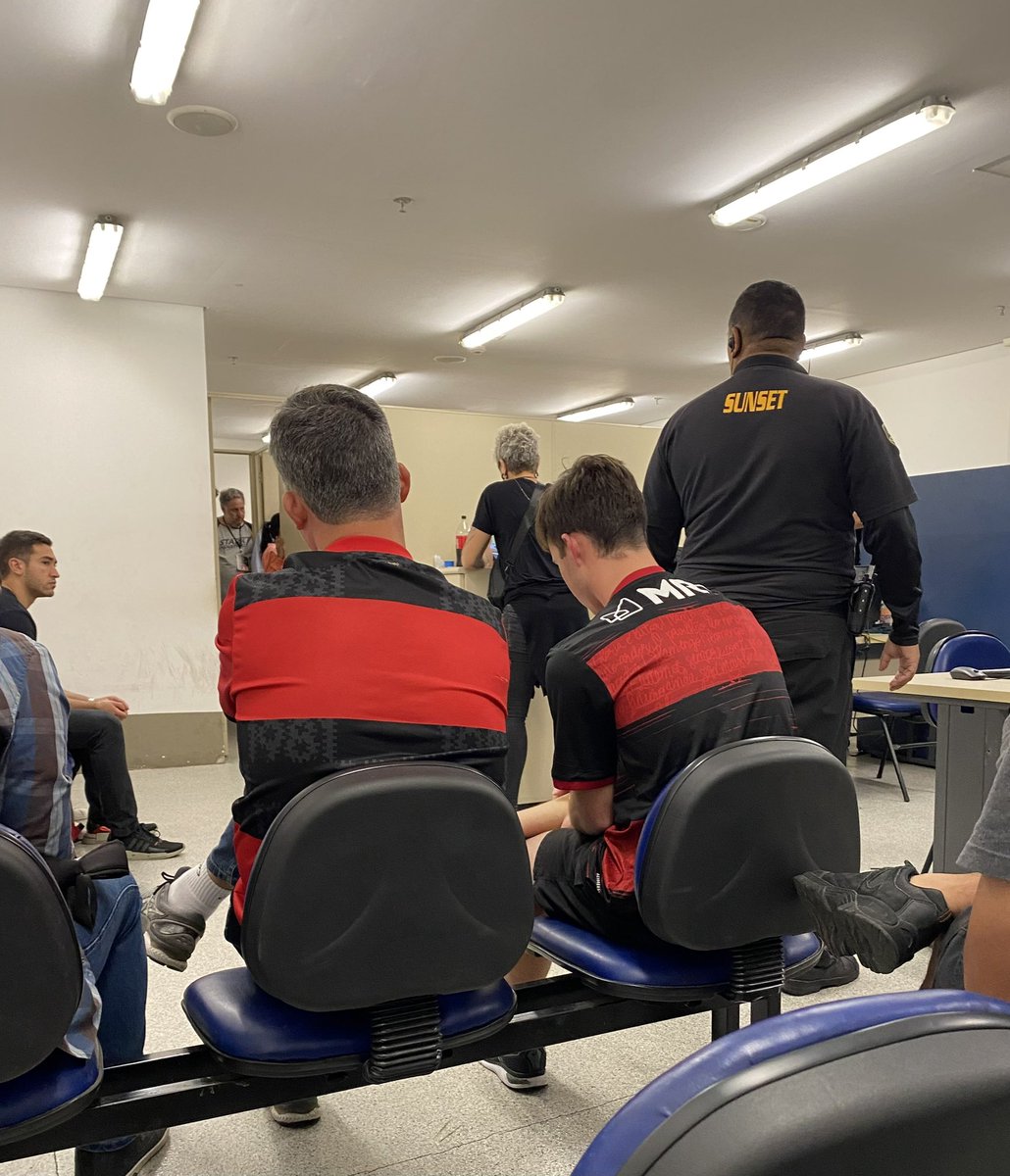 O homem que assediou a jornalista Jessica Dias, da ESPN, está detido. O filho está o acompanhando na delegacia. O cinegrafista e o auxiliar seguraram para que ele não fosse embora. Por trás das câmeras, o cidadão estava passando a mão na repórter, além do beijo. Força, Jessica.