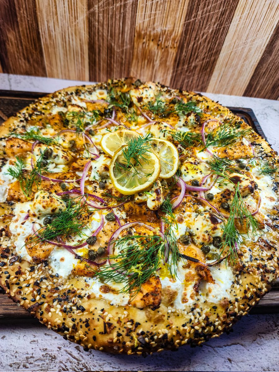 Chefmarkcoakley's tweet photo. Goldy "Lox"
Blackened Salmon, Fresh mozzarela
Roasted garlic and chive cream cheese, Red onion, Fresh dill, Lemon zest on a
Everything bagel crust
#chefjosh #pizza #BKDS #bkdsbackyard #salmon #seafoodpizza https://t.co/sofyEbkUyF