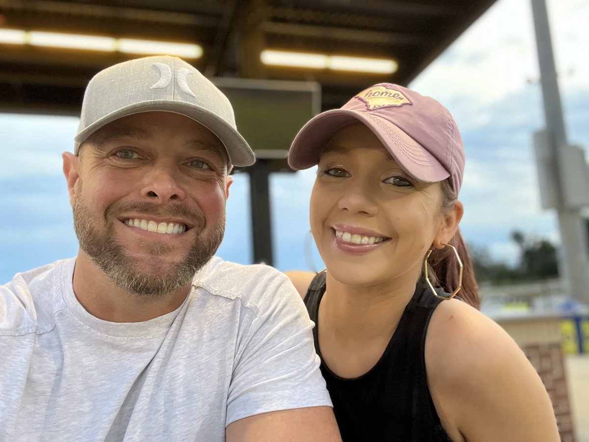 Garrison_Jess's tweet photo. It’s a @ColaFireflies kind of night⚾️ #letsglow #columbiafireflies https://t.co/fvQjV6wl5X