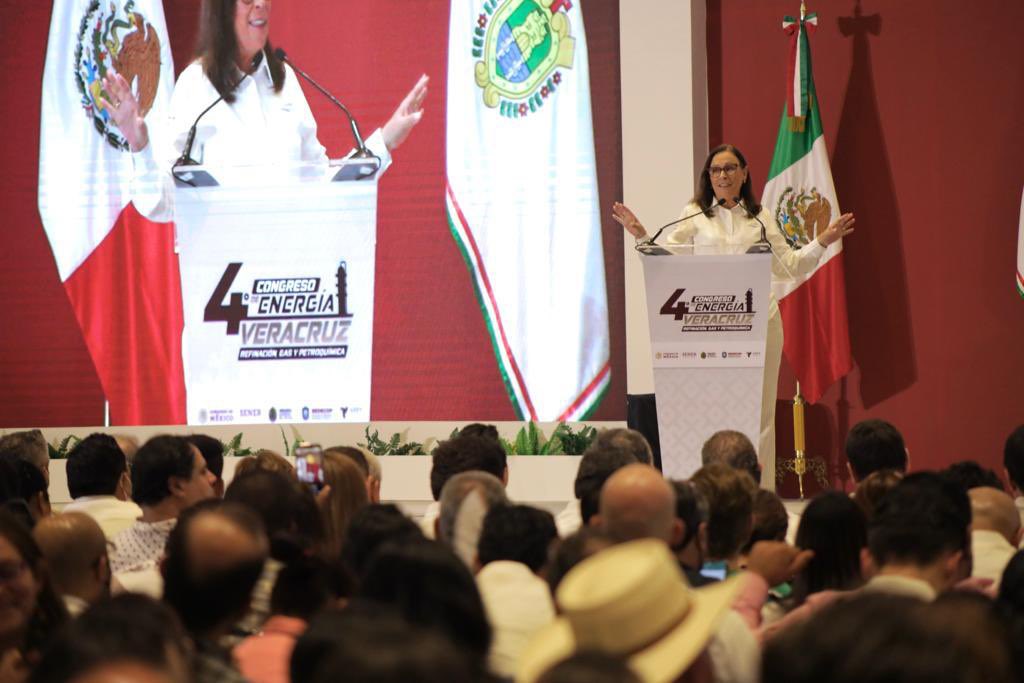 SENER_mx's tweet photo. La secretaria @rocionahle impartió una conferencia magistral ante las y los veracruzanos en el #4ºCongresoDeEnergíaVeracruz.
#Refinación #Gas #Petroquímica https://t.co/H0wKVzlpIu