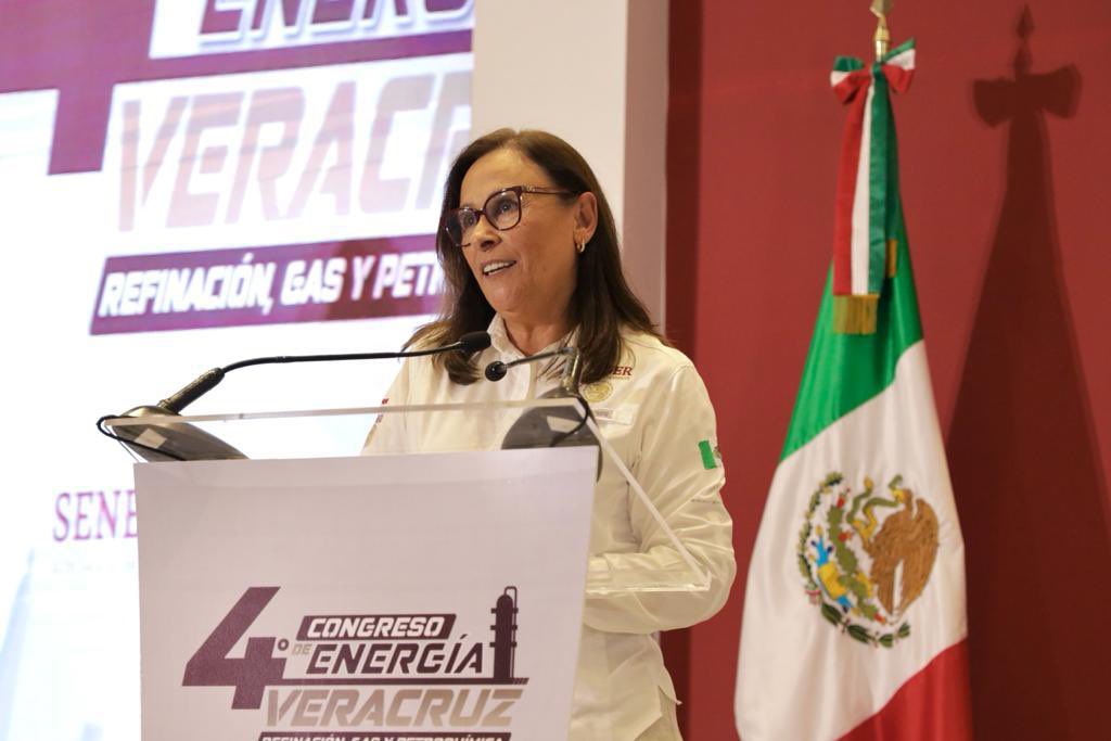 SENER_mx's tweet photo. La secretaria @rocionahle impartió una conferencia magistral ante las y los veracruzanos en el #4ºCongresoDeEnergíaVeracruz.
#Refinación #Gas #Petroquímica https://t.co/H0wKVzlpIu
