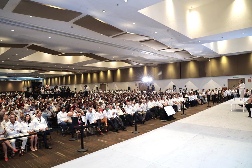 SENER_mx's tweet photo. La secretaria @rocionahle impartió una conferencia magistral ante las y los veracruzanos en el #4ºCongresoDeEnergíaVeracruz.
#Refinación #Gas #Petroquímica https://t.co/H0wKVzlpIu