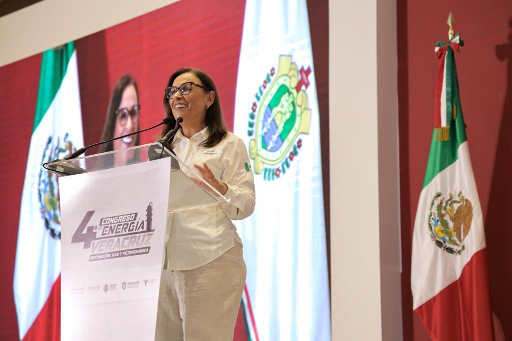 SENER_mx's tweet photo. La secretaria @rocionahle impartió una conferencia magistral ante las y los veracruzanos en el #4ºCongresoDeEnergíaVeracruz.
#Refinación #Gas #Petroquímica https://t.co/H0wKVzlpIu