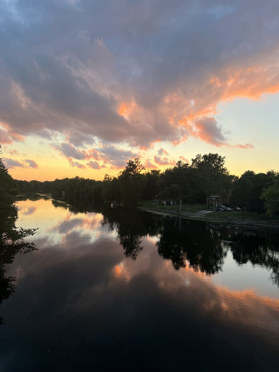 BishopJMachado's tweet photo. Good evening my friends!
Has anyone noticed sunsets ending sooner? #fallisnear #falliscoming ππ https://t.co/kgsDhh2kep