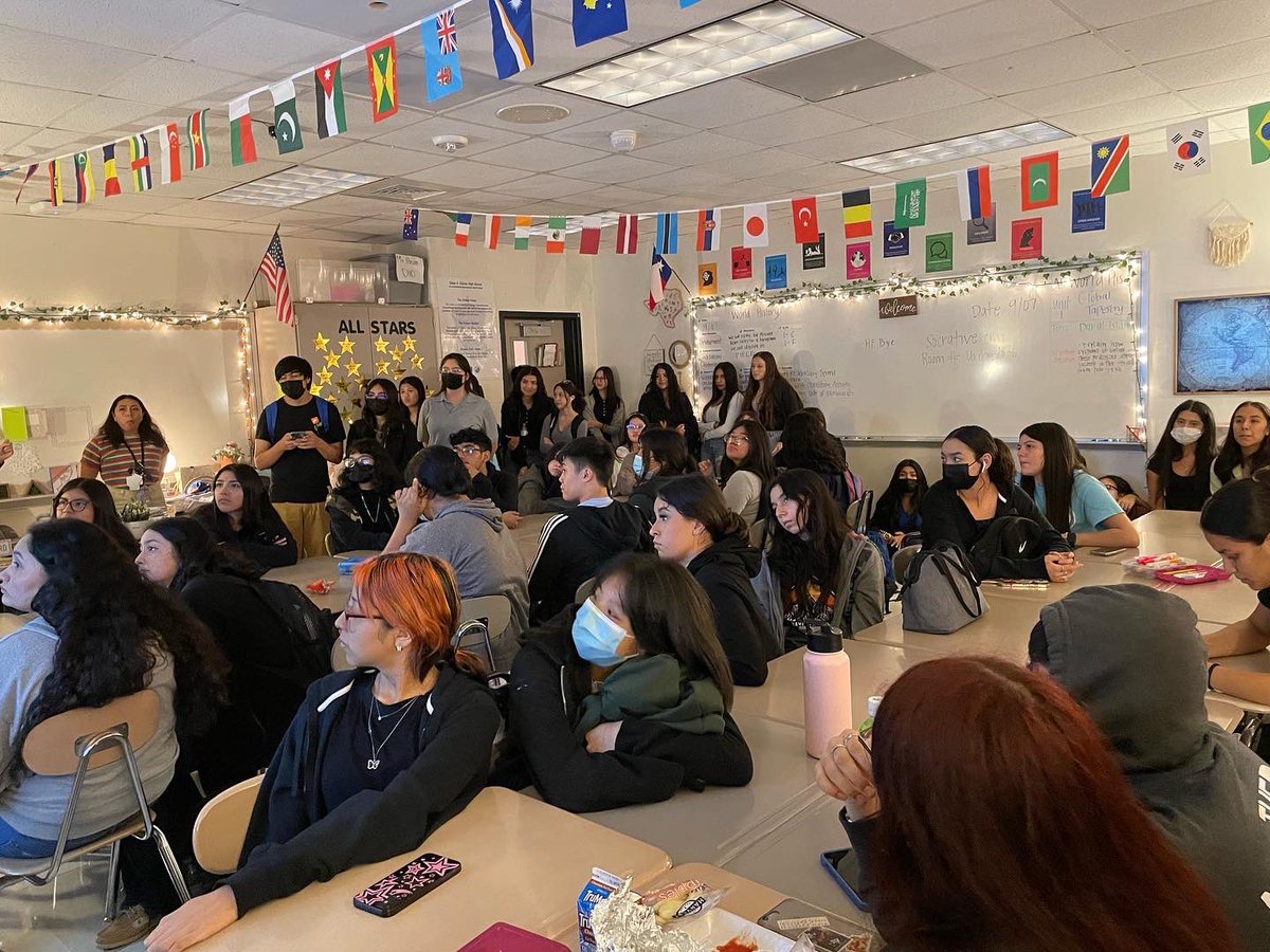 LobosInteract's tweet photo. Thank you for joining us for our first interest meeting today! Make sure to join our new remind @ chsint2223 in order to be updated about any events! 🌻 https://t.co/yc6JZHz8jl