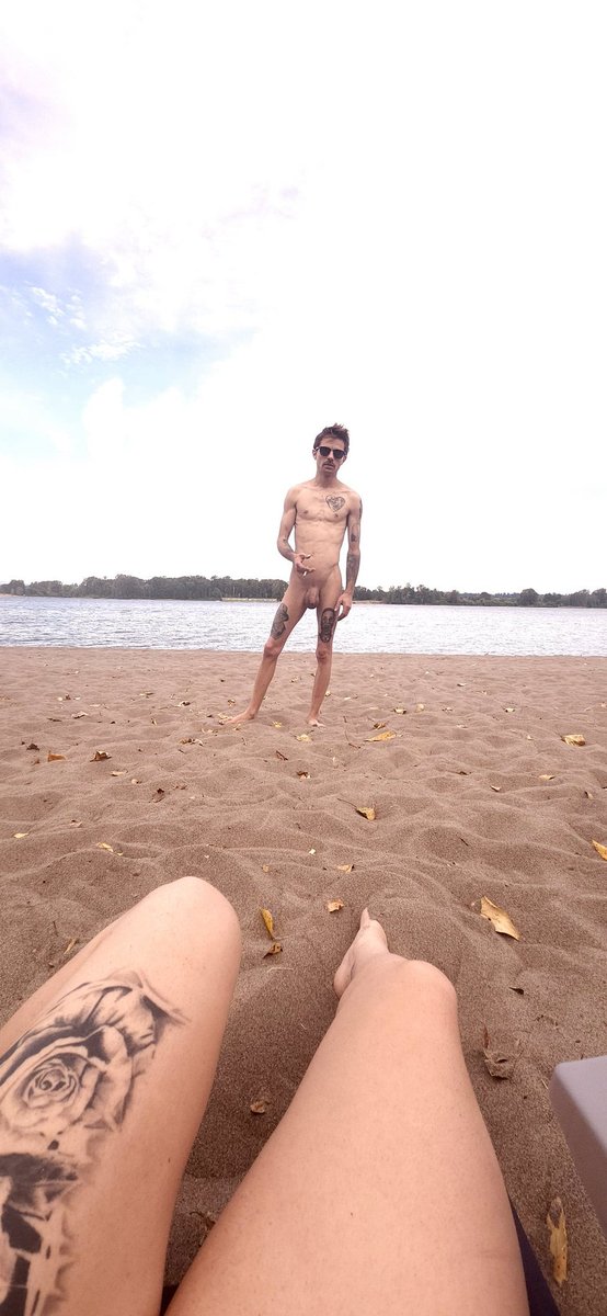 KealeRicky's tweet photo. Nice day at the beach sun on my buns https://t.co/Wo9fT8BjqQ