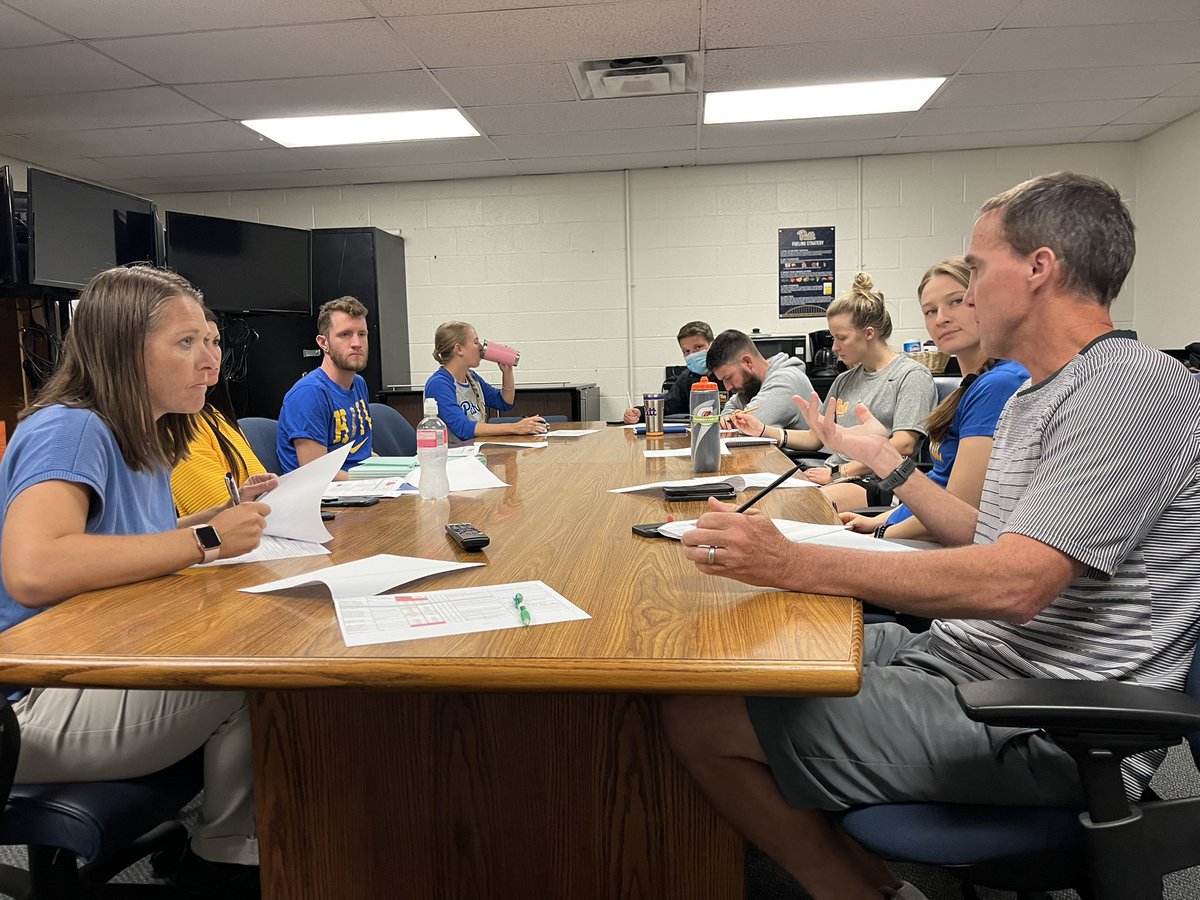 jenniferbrownat's tweet photo. When you are able to bring the physicians, dietician, athletic trainers, strength & conditioning coaches, sports scientists, and sport coaches all together to discuss the SAs everyone gets better! It was so good I had to pause and take a photo. #highperformancemodel #nata https://t.co/6HpWWF5g59