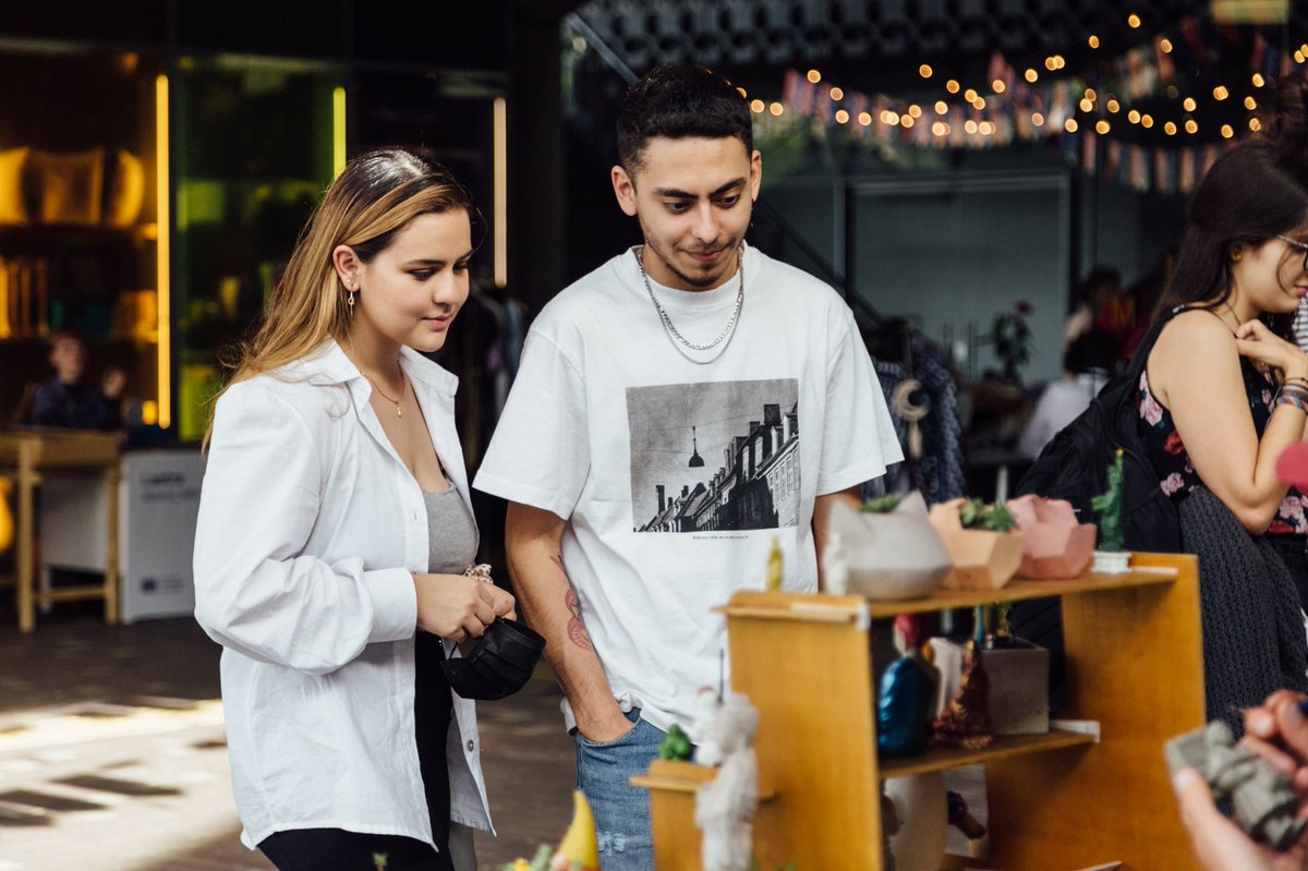MAMMedellin's tweet photo. Agéndate, #CompraDiferente con 17 emprendimientos locales y visita nuestras exposiciones actuales en compañía de tus amigos, pareja o familia con entrada 2x1. ¡Te esperamos en nuestro Hall de ingreso! https://t.co/T6aY4fZr8Q