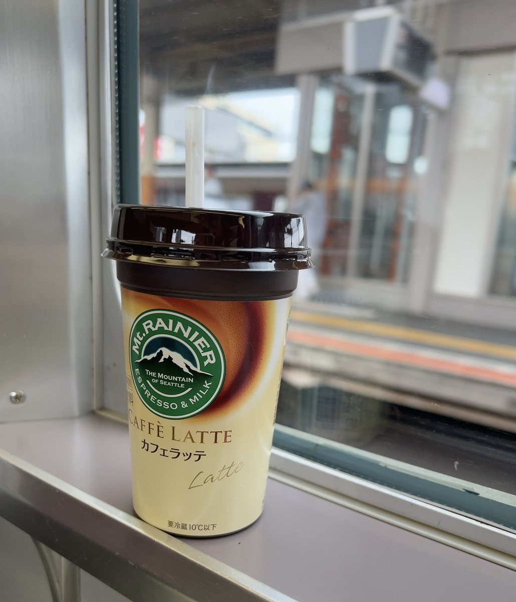 Hiropon_creater's tweet photo. 今日はちょっと遠出するから、電車の中でマーケティング入門をつまみ食い😋
マーケティングとブランディング両方学ばないとだ❣️
 #シーライクス  #SHE捗  #シーメイト  #シーメイトさんと繋がりたい
 #マーケティング入門 https://t.co/GtlvFIo8K1