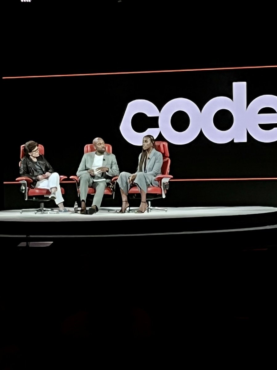 DelRey's tweet image. Fanboying @IssaRae at #CodeCon #Code2022