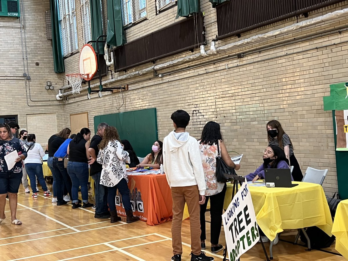 KellyPrideCPS's tweet photo. .@ThomasKelly_HS Back To School Open House! Parents visiting our Activities Fair w our friends from @BPNC, @YG_Chicago, @CollegePossible, @UB_NEIU and more. https://t.co/BoCHMwJryF