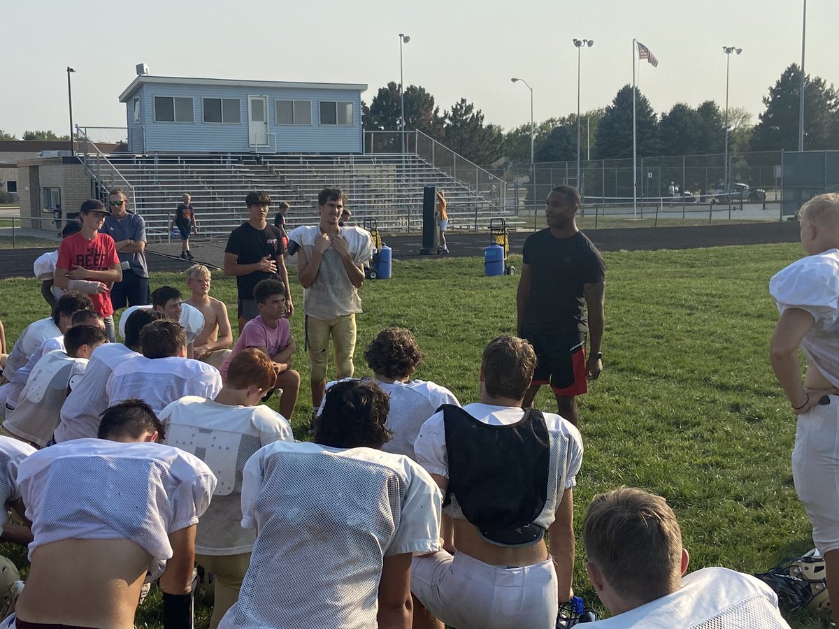 CoachGSnodgrass's tweet photo. It was fantastic having #Husker legend Terrell Newby at practice today.  Mr Newby is now a member of the Nebraska National Guard as part of an Airborn unit.  He gave our kids tips on the game of football as well as a great message on #Leadership! https://t.co/VOzlnGUtT1