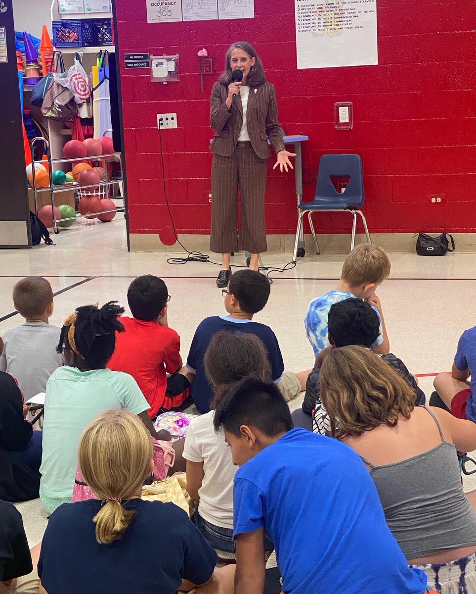 LinkLions's tweet photo. 4th grade was lucky to have Representative Mussman come speak to them about her job in our state government! #weare54 #linknextlevel #socialscience #branchesofgovernment 🇺🇸 https://t.co/VPJbOlg5M9