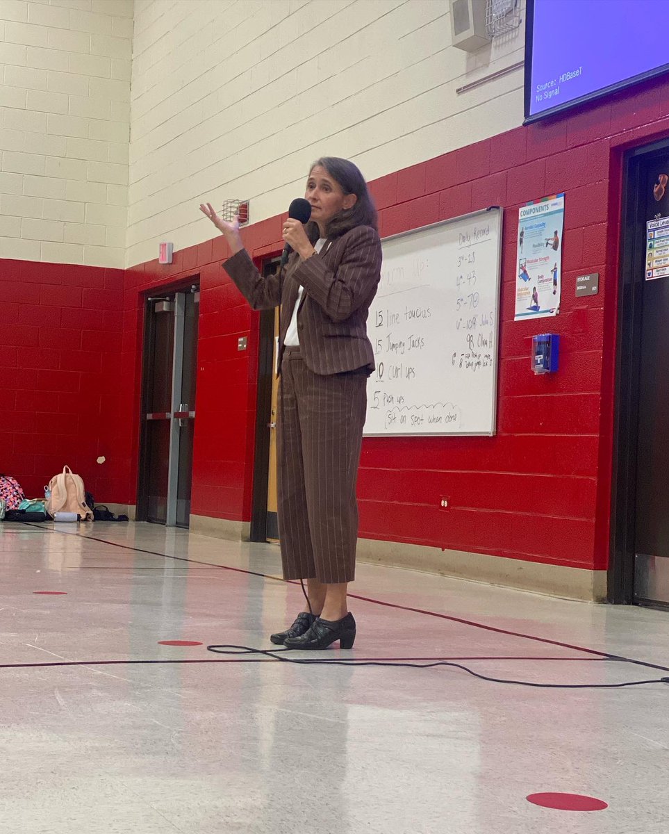 LinkLions's tweet photo. 4th grade was lucky to have Representative Mussman come speak to them about her job in our state government! #weare54 #linknextlevel #socialscience #branchesofgovernment 🇺🇸 https://t.co/VPJbOlg5M9