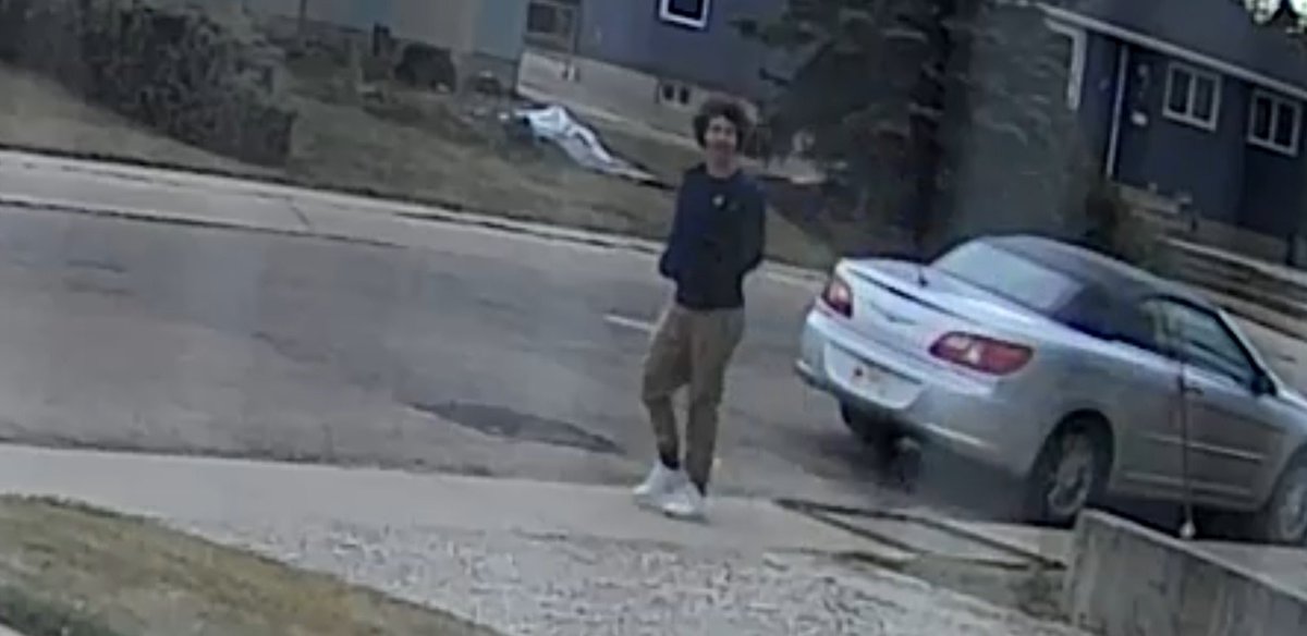 cspotweet's tweet photo. UPDATE: 

Edmonton police continue to search for 25-year-old Clarence Lawrence- considered dangerous and should not be approached. 

Anyone who sees him contact police immediately by calling 911.

Wanted in connection to random stabbing that left 1 person dead, 2 injured. #Yeg https://t.co/6jQ8Tm8Aou