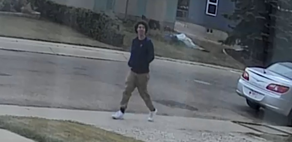 cspotweet's tweet photo. UPDATE: 

Edmonton police continue to search for 25-year-old Clarence Lawrence- considered dangerous and should not be approached. 

Anyone who sees him contact police immediately by calling 911.

Wanted in connection to random stabbing that left 1 person dead, 2 injured. #Yeg https://t.co/6jQ8Tm8Aou