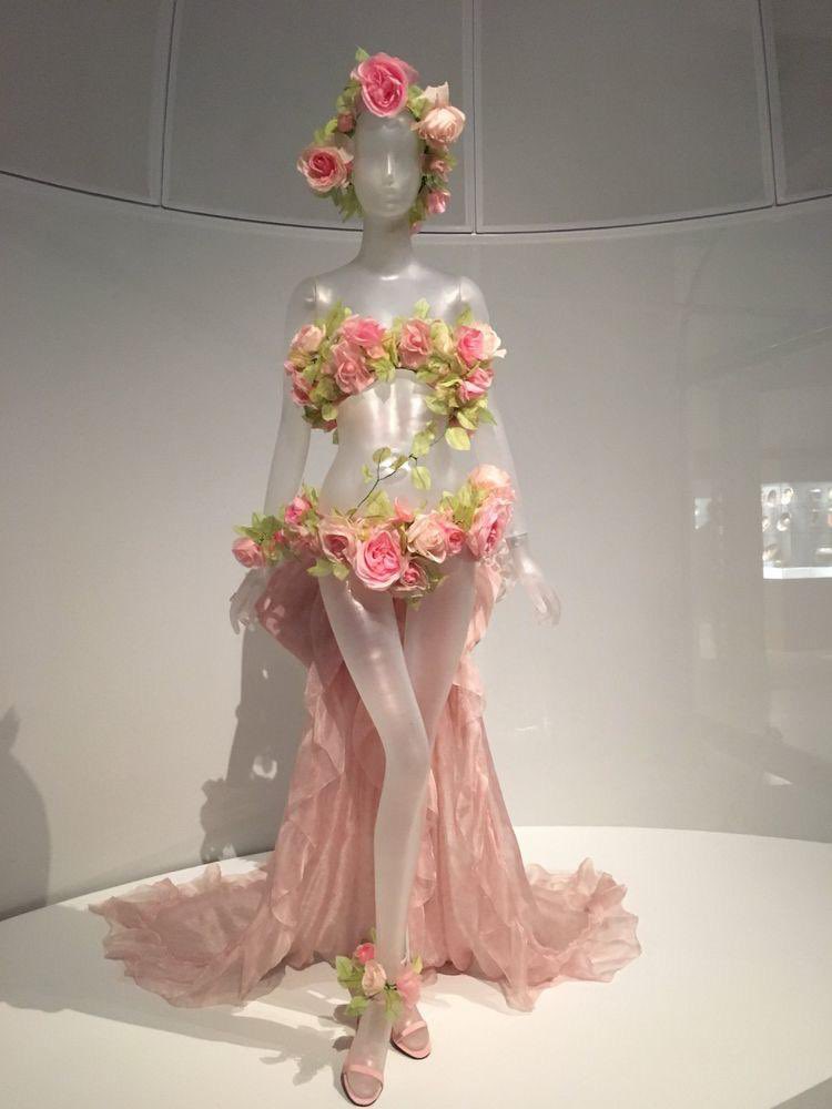 PHORIASDIGITAL's tweet photo. YSL Spring 1998 Haute Couture https://t.co/P1QPO1qXkE