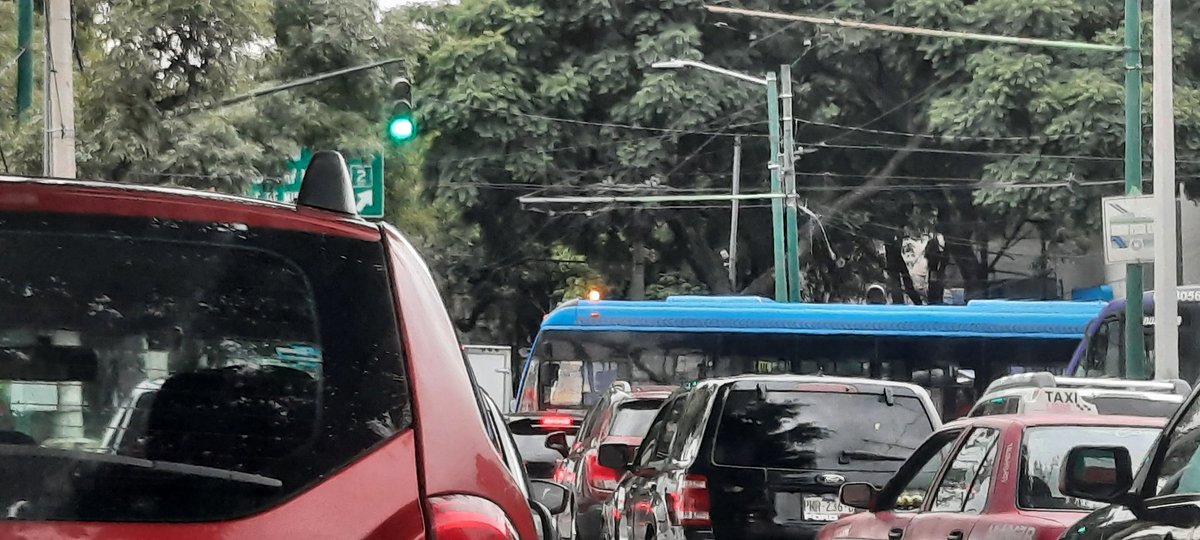 bossoso's tweet photo. @STECDMX @LaSEMOVI @UCS_GCDMX una burla, en dos días consecutivos he sido testigo como los trolebús articulados con conductores "profesionales" no respetan la luz roja de los semáforos en su paradero Av. Taxqueña y cerró zacayuca. Urge su intervención. https://t.co/FsNlOCpuqm