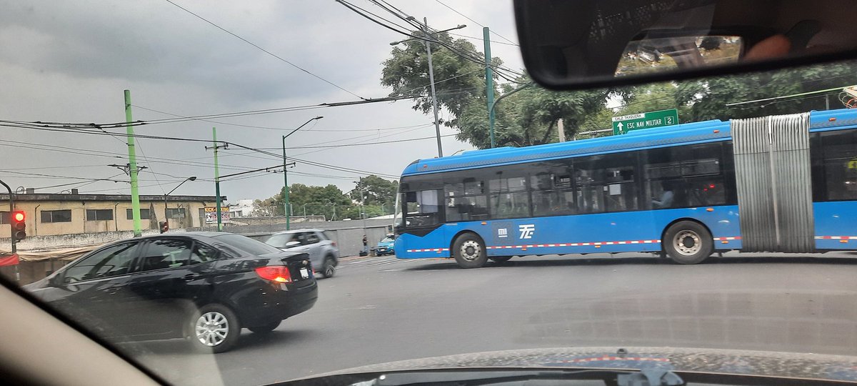 bossoso's tweet photo. @STECDMX @LaSEMOVI @UCS_GCDMX una burla, en dos días consecutivos he sido testigo como los trolebús articulados con conductores "profesionales" no respetan la luz roja de los semáforos en su paradero Av. Taxqueña y cerró zacayuca. Urge su intervención. https://t.co/FsNlOCpuqm