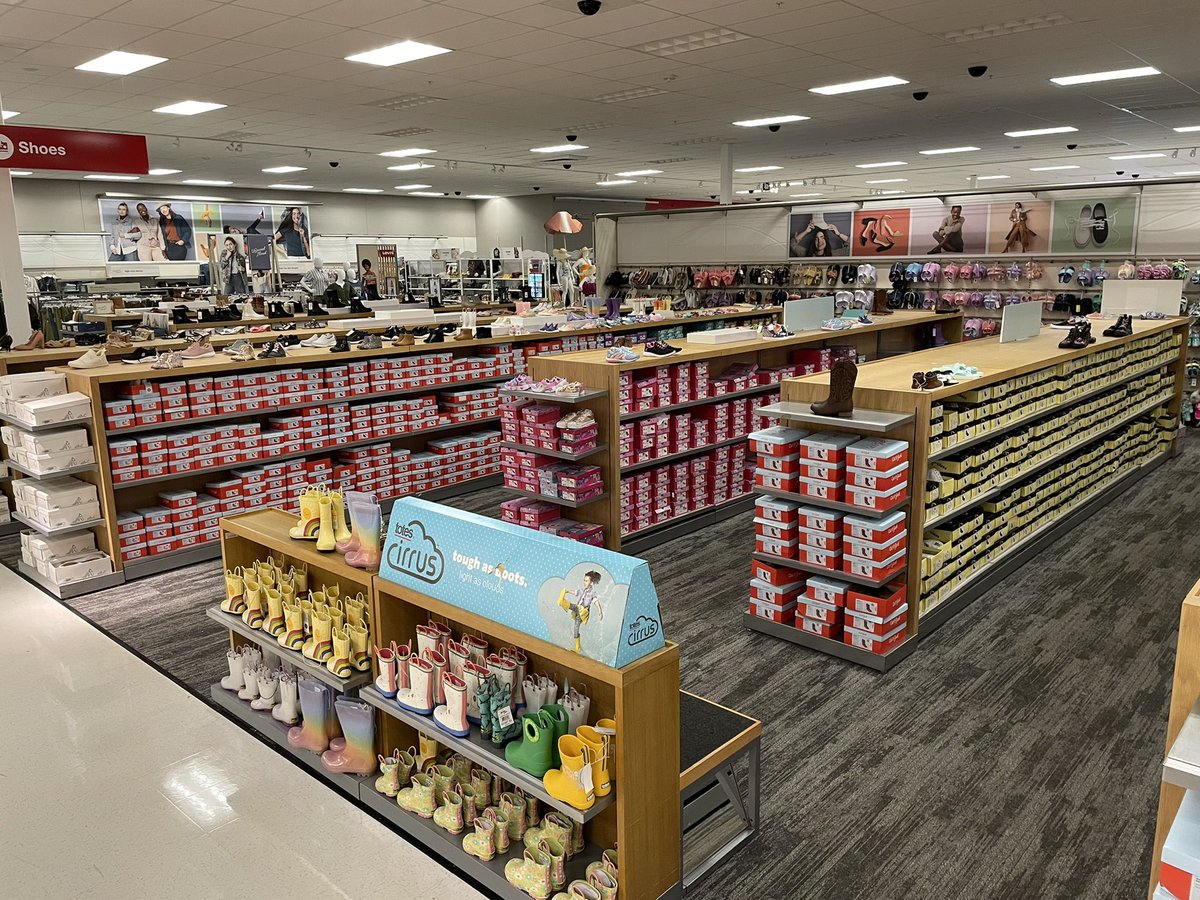 jordan_t2498's tweet photo. We’re ready for fall in shoes at T2498! https://t.co/vh0cOxqdjU